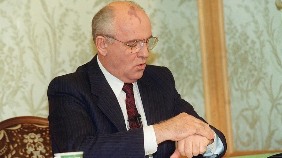 Mikhail Gorbachev, que morreu nesta terça-feira, consultando seu relógio antes do discurso televisionado em que anunciou sua renúncia em 25 de dezembro de 1991 - GETTY IMAGES