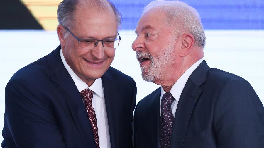 04.jan.23 - O Presidente Luiz Inácio Lula da Silva (PT), conversa com o vice-presidente Geraldo Alckmin (PSB), na cerimônia de posse em que Alckmin assume o cargo de Ministro da Indústria e Comércio, realizada no Palácio do Planalto - WILTON JUNIOR/ESTADÃO CONTEÚDO