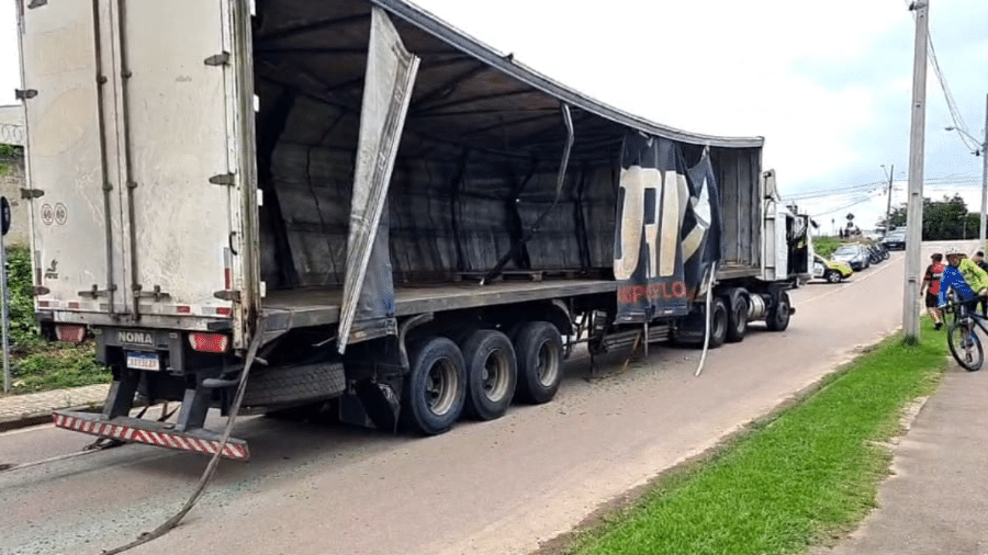 Caminhão desgovernado provocou acidentes em Curitiba - Reprodução/ Internet
