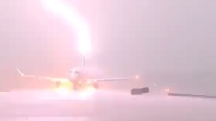 Avião da American Eagle é atingido por um raio