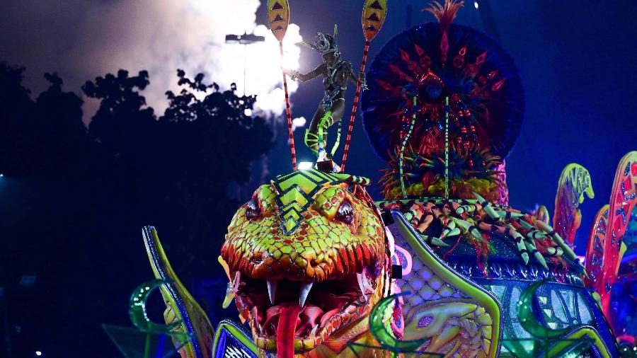 Serpente, símbolo de culto ancestral, foi destaque no desfile da Viradouro, campeã do carnaval 2024 