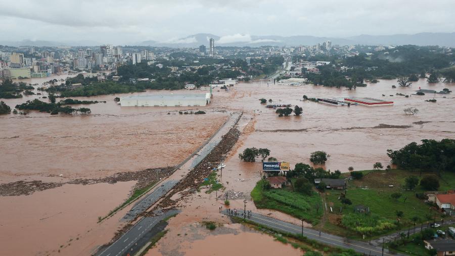 Imagem captada por drone mostra área afetada pelas enchentes em Lajeado (RS)