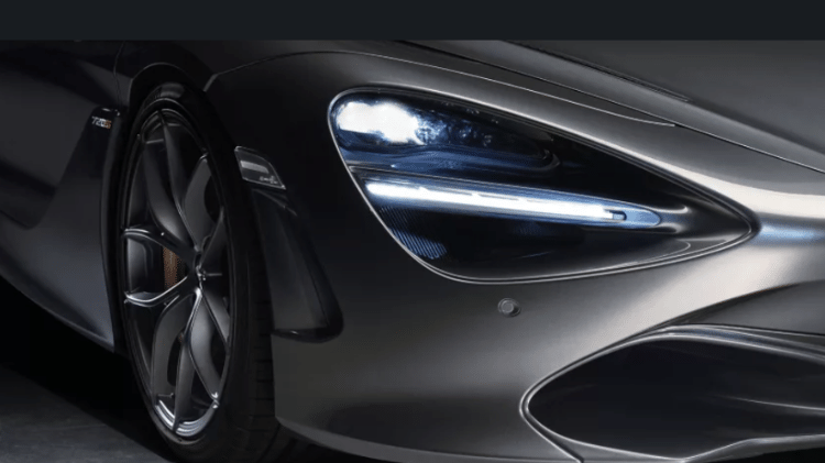 Detalhe dos faróis dianteiros da McLaren 720s Coupé