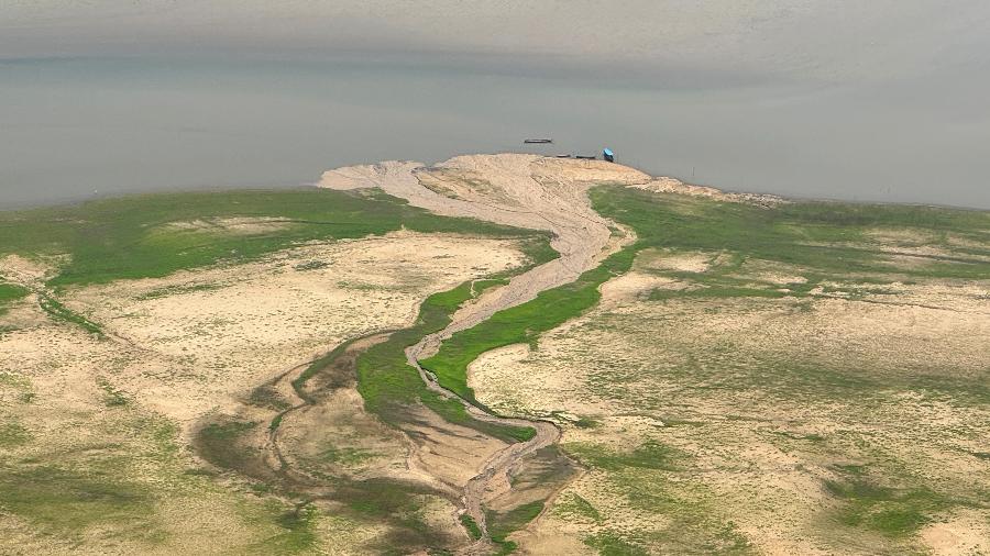 Bancos de areia no rio Solimões, um dos maiores afluentes do rio Amazonas, observados durante um sobrevoo do Greenpeace para inspecionar a seca, perto de Coari (AM) - Jorge Silva - 19.set.24/Reuters