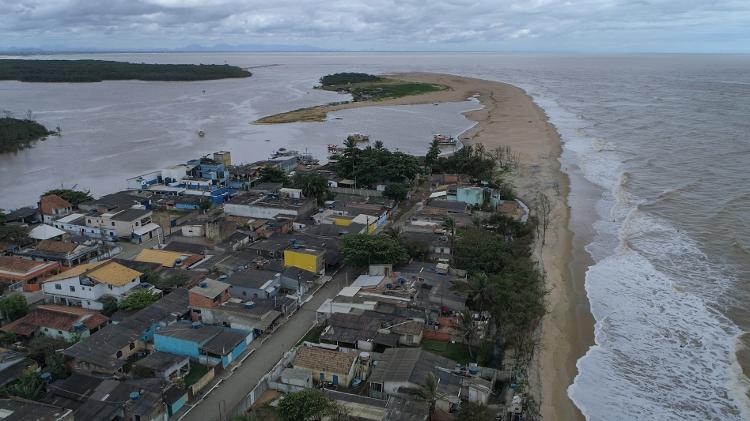 Distrito de Atafona, em São João da Barra, tem sofrido com a destruição de casas e comércios devido o avanço do mar