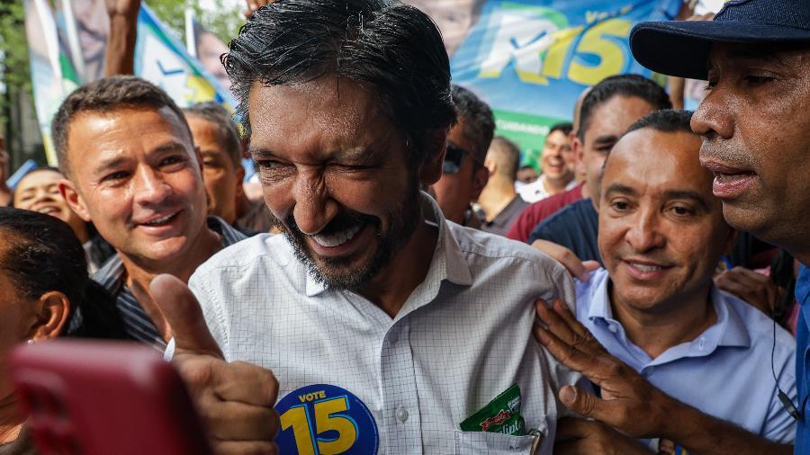 Prefeito de São Paulo, Ricardo Nunes, em caminhada de campanha