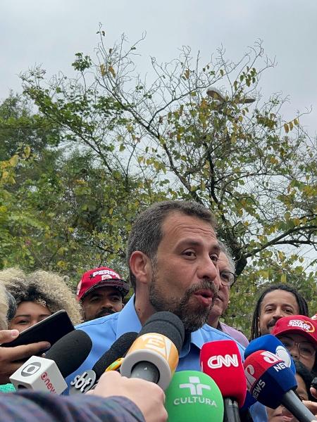 Guilherme Boulos fala com a imprensa após votar no Campo Limpo, em outubro de 2024 - Ana Bimbati/UOL