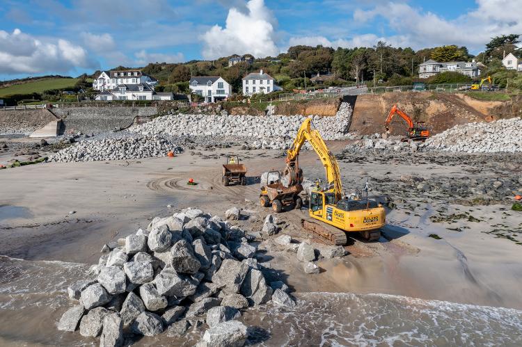 O avanço do nível do mar gerou marés altas o suficiente para destruir muros que protegiam as praias em Coverack, no condado britânico de Cornwall (Cornualha), em 2022 O avanço do nível do mar gerou marés altas o suficiente para destruir muros que protegiam as praias em Coverack, no condado britânico de Cornwall (Cornualha), em 2022