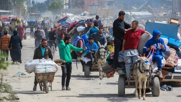 Palestinos deixam Beit Hanun, no norte da Faixa de Gaza