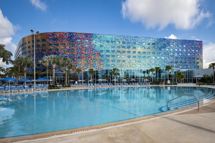 Resort conta com piscina de quase três mil metros quadrados, academia, salas de jogos e loja. Resort conta com piscina de quase três mil metros quadrados, academia, salas de jogos e loja.