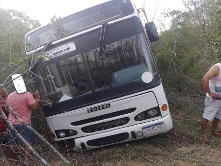 O ônibus levava crianças e jovens para a realização da cerimônia de Crisma - Divulgação