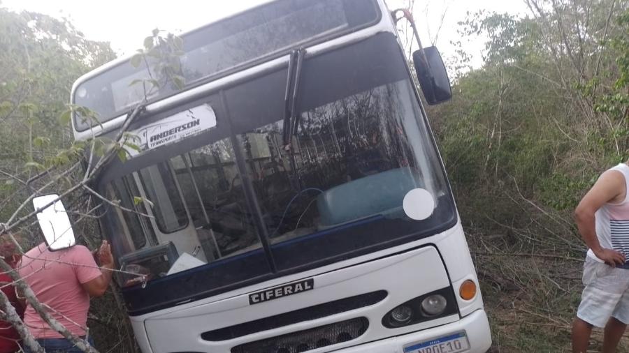 O ônibus levava crianças e jovens para a realização da cerimônia de Crisma O ônibus levava crianças e jovens para a realização da cerimônia de Crisma