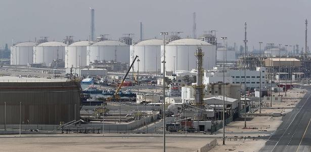 Petróleo se aproxima de US$ 120 após ataques a refinarias no Oriente Médio