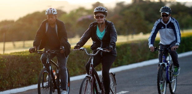 A presidente Dilma Rousseff anda de bicicleta acompanhada de seguranças e seu treinador nos arredores do Palácio da Alvorada, em Brasília - Dida Sampaio/Estadão Conteúdo 