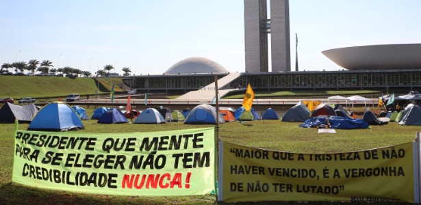 Grupos acampados no gramado do Congresso, em Brasília (DF), a favor do impeachment - Charles Sholl/Futura Press/Estadão Conteúdo