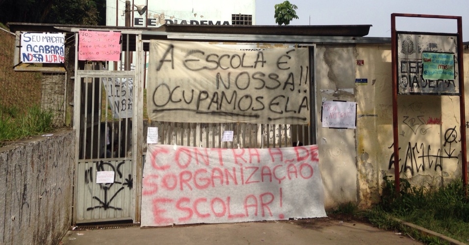 10.nov.2015 - Cerca de 20 alunos ocupam a E.E Diadema desde a noite de segunda-feira (9). Eles protestam contra a reorganização da rede estadual de São Paulo