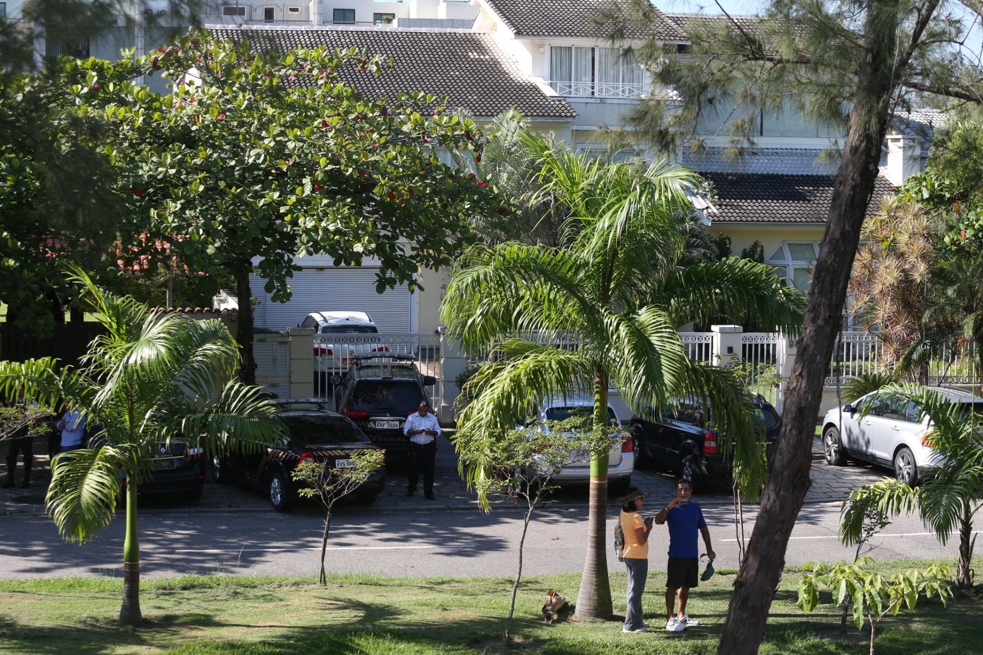 15.dez.2015 - Fachada da casa do presidente da Câmara, Eduardo Cunha (PMDB-RJ), na Barra da Tijuca, zona oeste do Rio de Janeiro, onde a Polícia Federal faz operação de busca e apreensão. O deputado federal é acusado de corrupção e lavagem de dinheiro pela Procuradoria-geral da República nas investigações da Operação Lava Jato - Fábio Motta/Estadão Conteúdo