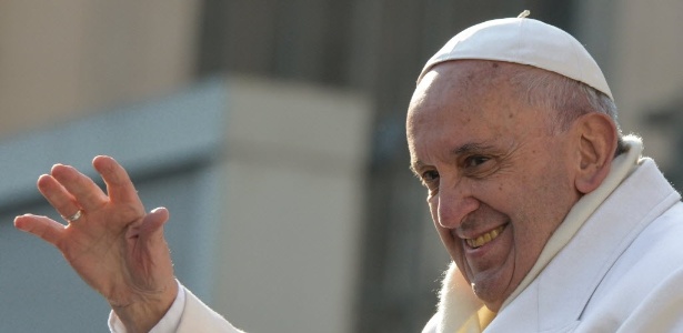 Papa Francisco cumprimenta a multidão no fim da audiência geral semanal na Praça de São Pedro, no Vaticano  - Andreas Solaro/ AFP