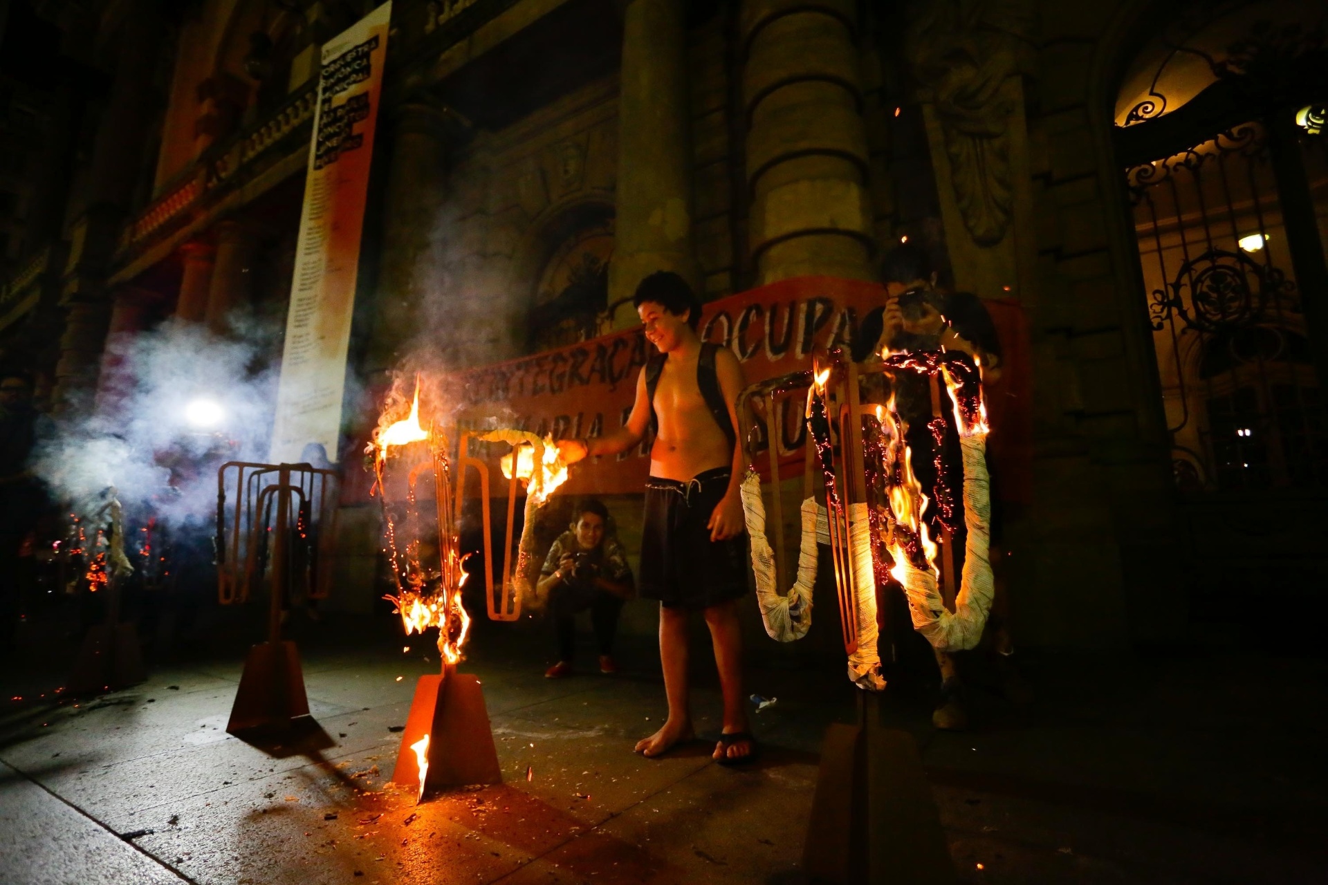 25.fev.2016 - Após mais de um mês longe das ruas de São Paulo, o Movimento Passe Livre (MPL) fez nesta quinta-feira (25) um ato contra as tarifas de transporte público que envolveu shows, debates e catracas incendiadas em frente ao Teatro Municipal - Newton Menezes/ Futura Press/ Estadão Conteúdo