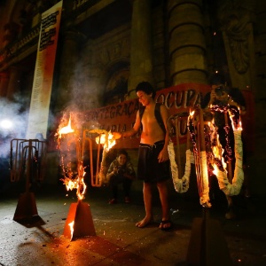 Manifestantes queimaram catracas de papelão em ato do Passe Livre em SP - Newton Menezes/ Futura Press/ Estadão Conteúdo