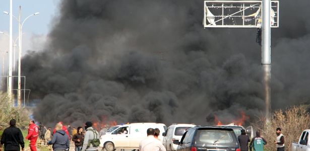 Fumaça negra sobe em região de explosão de carro-bomba, em Aleppo - Ibrahim Yasouf/ AFP