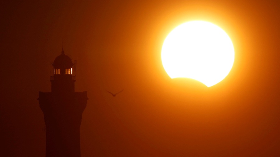 21.ago.2017 - O farol de Eckmuehl é iluminado com luz do por do Sol durante um eclipse solar parcial em Penmarc"h, Bretanha (França) - Christian Hartmann/Reuters