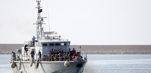 Os imigrantes ilegais resgatados foram transportados para a base naval de Trípoli, capital da Líbia - Hamza Turquia/Xinhua