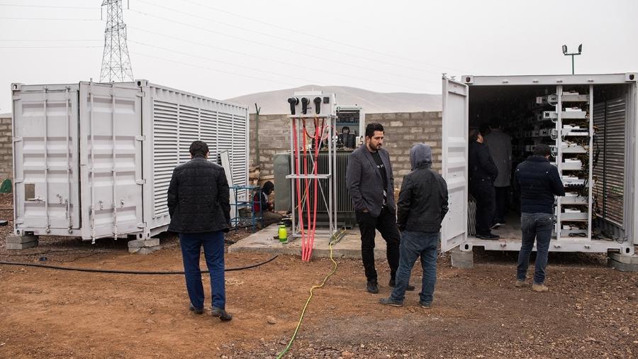 Operação de mineração de bitcoin em deserto nos arredores de Teerã, no Irã - Arash Khamooshi/The New York Times