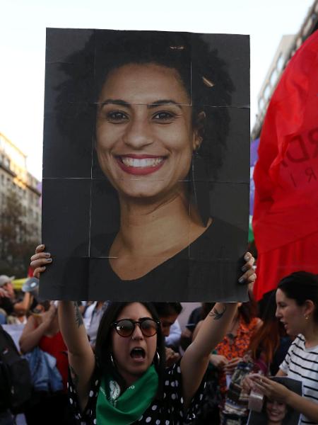 Manifestante mostra cartaz com o rosto de Marielle Franco durante protesto contra o presidente Jair Bolsonaro - REUTERS/Pablo Sanhueza