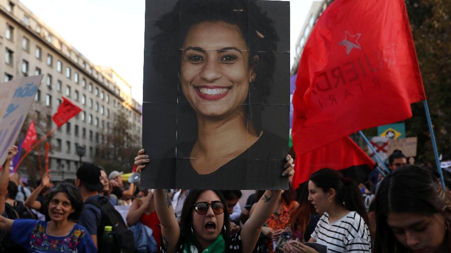 Manifestante mostra cartaz com o rosto de Marielle Franco durante protesto contra o presidente Jair Bolsonaro no Chile; vereadora do PSOL foi assassinada em março do ano passado - REUTERS/Pablo Sanhueza