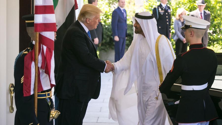 15.mai.2017 - O presidente americano, Donald Trump, recebe o príncipe Mohammed bin Zayed, dos Emirados Árabes Unidos, na Casa Branca - Al Drago/The New York Times