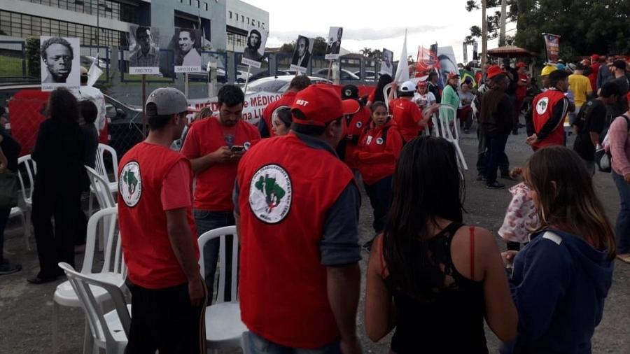 Diante de sede da Polícia Federal em Curitiba, militância pró-Lula acompanha julgamento do STF sobre a soltura do ex-presidente - Vinicius Konchinski/UOL