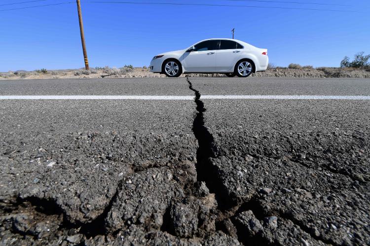 Rachadura no asfalto provocada pelo terremoto de 2019 em Ridgecrest, na Califórnia Rachadura no asfalto provocada pelo terremoto de 2019 em Ridgecrest, na Califórnia