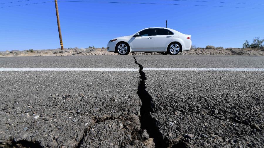 Rachadura no asfalto provocada pelo terremoto de magnitude 6,4 em Ridgecrest, Califórnia - Frederic J. Brown/AFP