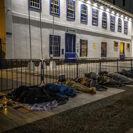 21.jun.2019 - Pessoas em situação de rua dormem diante do Pateo do Collegio, no centro de São Paulo  - Marlene Bergamo/Folhapress