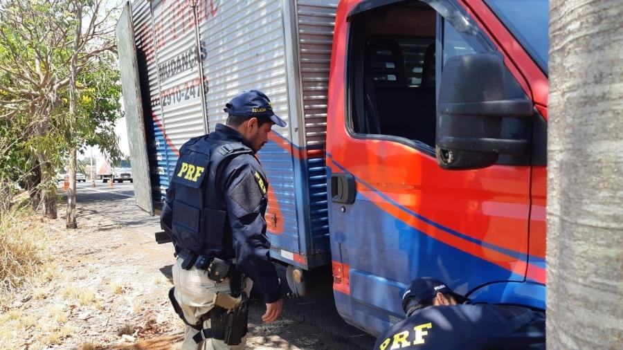 Policiais inspecionam caminhão em Goiás; veículo somava quase R$ 3 milhões em multas - Divulgação PRF/GO