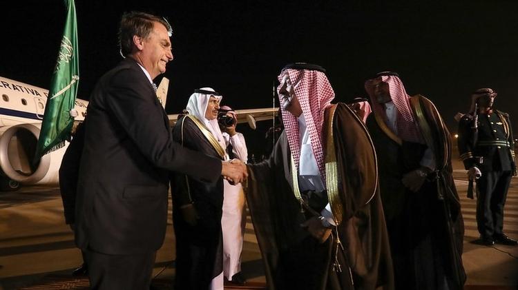 Bolsonaro é recebido pelo governador de Riade, príncipe Faisal bin Bandar Al Saud - José Dias/PR