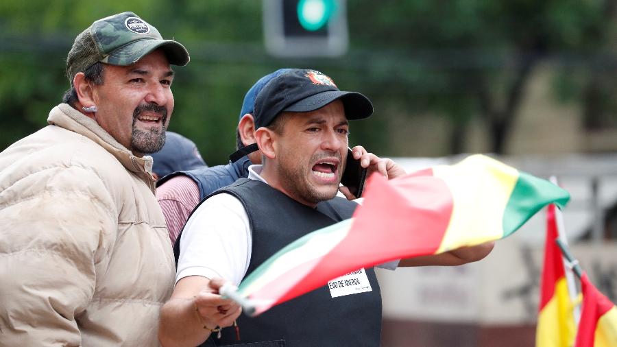 Luis Fernando Camacho, à direita, principal figura da oposição a Evo Morales - Reuters