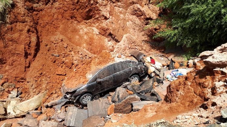 Trecho de rodovia cede e carro cai em cratera no interior de Minas ...