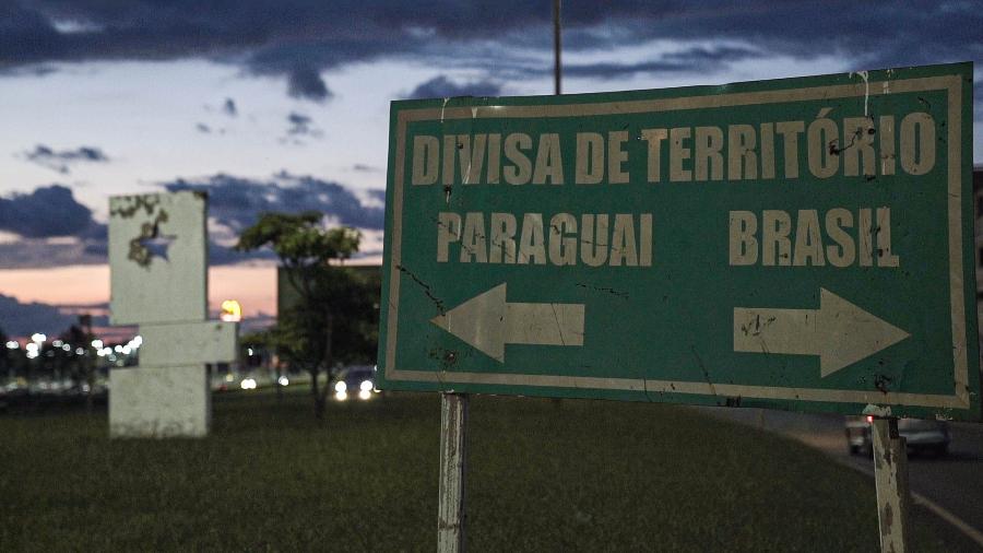 Placa em Ponta Porã (MS) que informa divisa entre Brasil e Paraguai - 27.jan.2020 - Marina Garcia/UOL