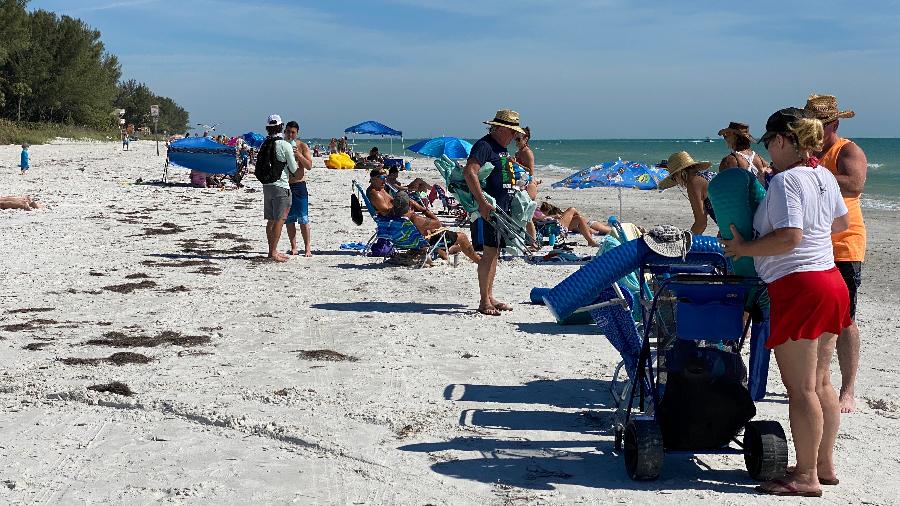 Banhistas na Sunset Beach, em Treasure Island, Florida (EUA), no sábado (2) - Daniel Slim/AFP