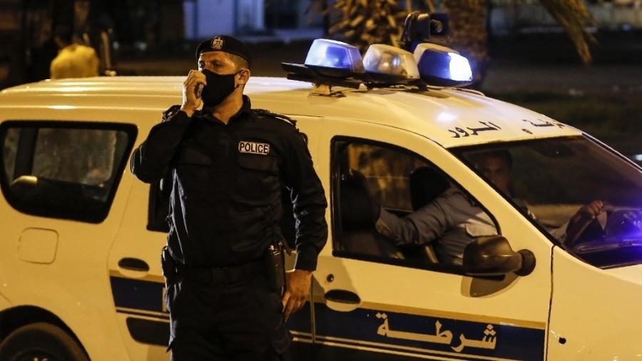 De máscara, policial fiscaliza fechamento de lojas em meio ao toque de recolher na Faixa de Gaza - Mohammed Abed/AFP