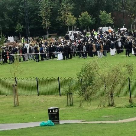 Regras de isolamento na Inglaterra permitem um máximo de 30 pessoas por funeral, mas cerimônia reuniu bem mais - @pocketmonster07/Twitter