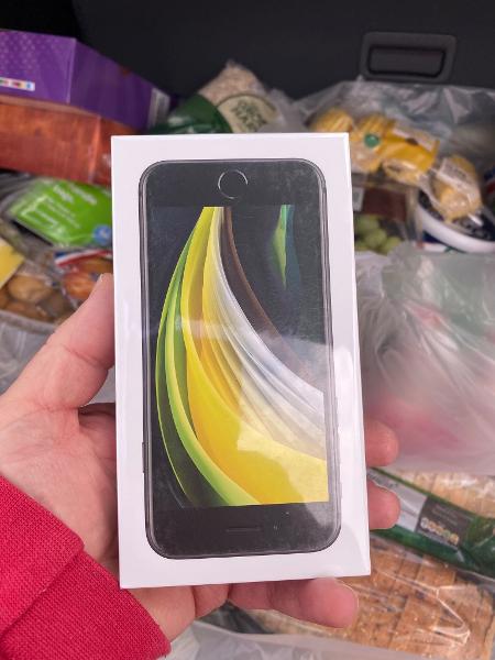 iPhone SE substituiu as maçãs na sacola entregue pelo supermercado - Reprodução/Twitter/@TreedomTW1