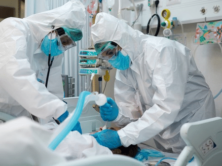 Segundo secretário municipal de saúde de SP, jovens estão chegando aos hospitais e sendo intubados em menos de 24 horas - Getty Images