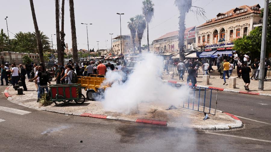 A fumaça se espalha de uma granada atordoante disparada pelas forças de segurança israelenses em meio à tensão israelense-palestina enquanto Israel marca o Dia de Jerusalém, próximo ao Portão de Damasco, próximo à Cidade Velha de Jerusalém - Ronen Zvulun/Reuters