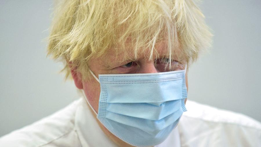 13.dez.2021 - O primeiro-ministro britânico Boris Johnson visita centro de vacinação em Londres - Jeremy Selwyn/Pool/AFP
