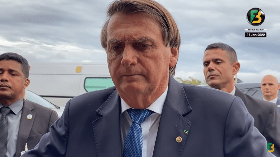 11.jan.2022 - O presidente Jair Bolsonaro conversa com apoiadores - Reprodução/Youtube/Foco do Brasil
