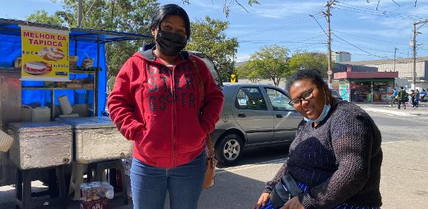 As irmãs Jolivania e Jolene Souza à espera de um cachorro quente na hora do almoço
