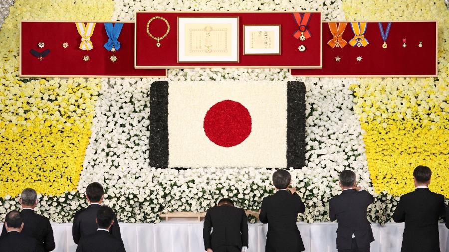 27.set.22 - Dignitários prestam respeito durante o funeral de estado para o ex-primeiro-ministro do Japão, Shinzo Abe, no Budokan em Tóquio, Japão - POOL/via REUTERS